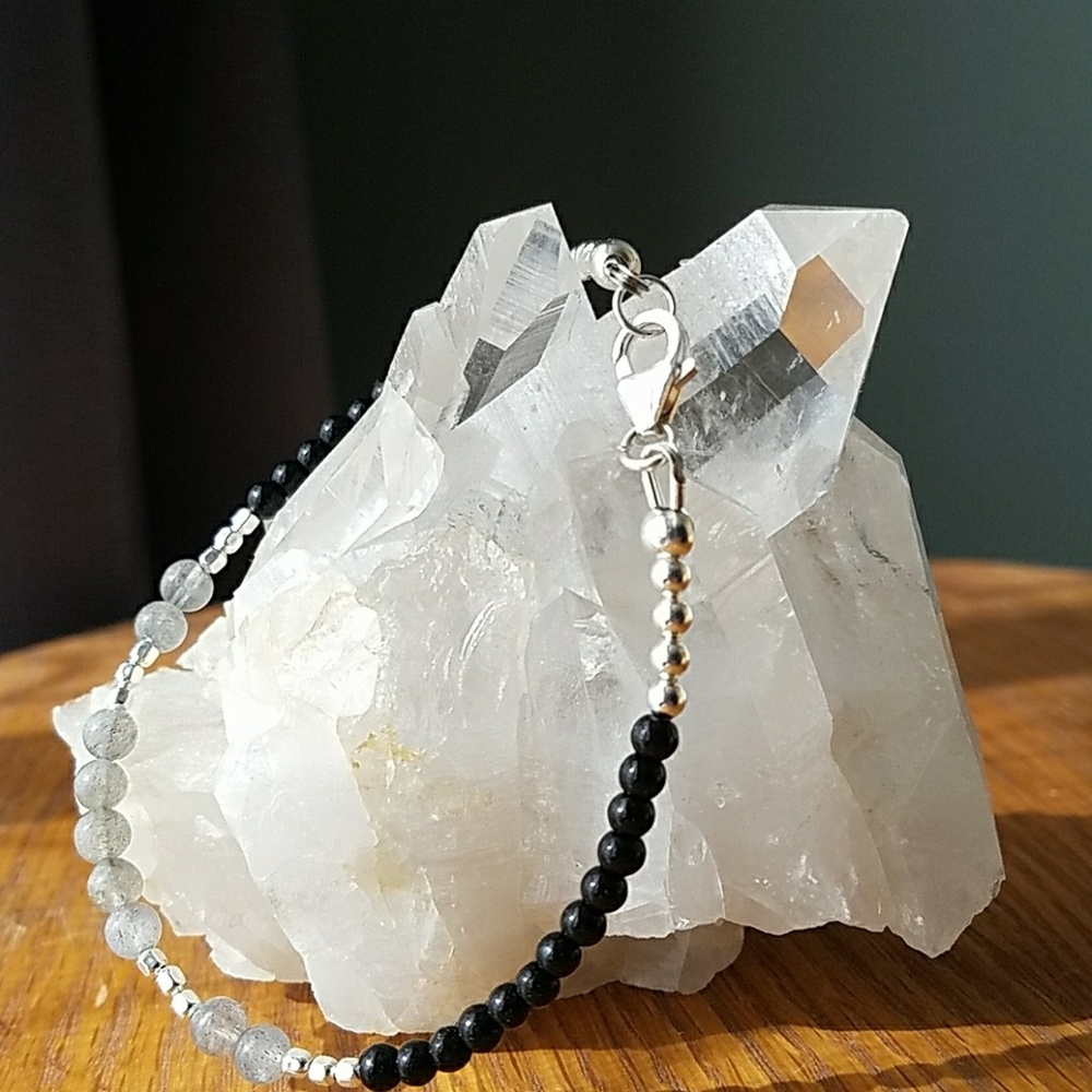 Handmade Labradorite and Onyx bracelet - Picture 2 of 3